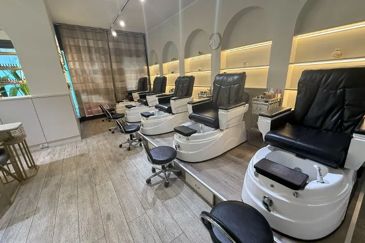 Le poltrone pedicure spa bianche e nere nella zona dedicata ai piedi