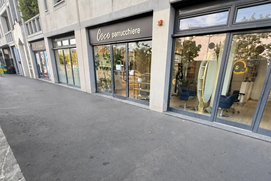 La vetrina del salone su Via Carlo Imbonati con l'insegna dorata Coco parrucchiere